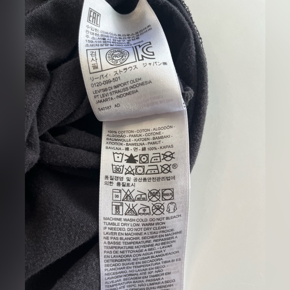 Levi's Black Graphic T-Shirt - Picture 4 of 6